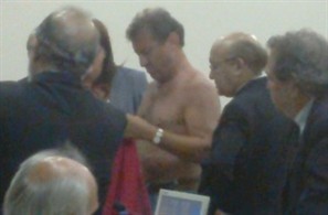 Vereador tira a camisa durante sessão legislativa na Câmara de Maringá